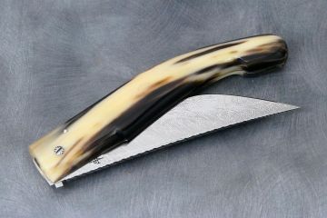 Couteau pliant Baroudeur corne jaspée acier damas inox