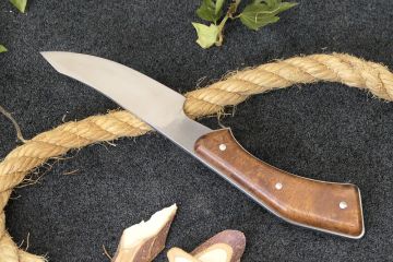 Couteau de chasse artisanal skinner acier mox27co chêne de ratelier
