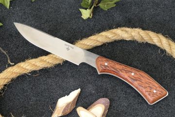 Couteau bushcraft artisanal acier mox27co manche saint-martin-rouge