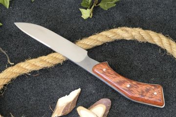 Couteau bushcraft artisanal acier mox27co manche saint-martin-rouge