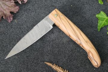 Couteau capucin ariégeois le Berger damas carbone ronce olivier