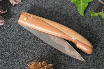 Couteau capucin ariégeois le Berger damas carbone ronce de néflier