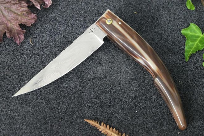 Couteau capucin damas inox Le Plantaurel manche corne jaspée brune