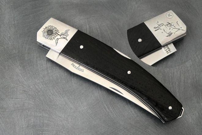 2 Marquages laser personnalisés sur couteau Chronopost