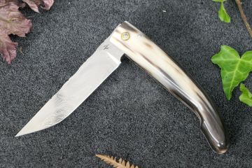 Couteau custom Montségur Prestige damas inox corne jaspée noire