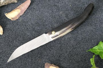 Couteau custom Montségur Prestige damas inox corne jaspée noire