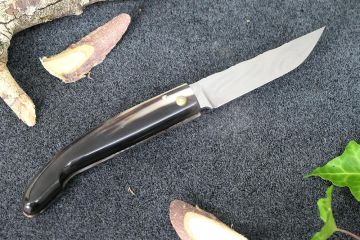 Couteau custom Montségur Prestige damas inox corne jaspée noire
